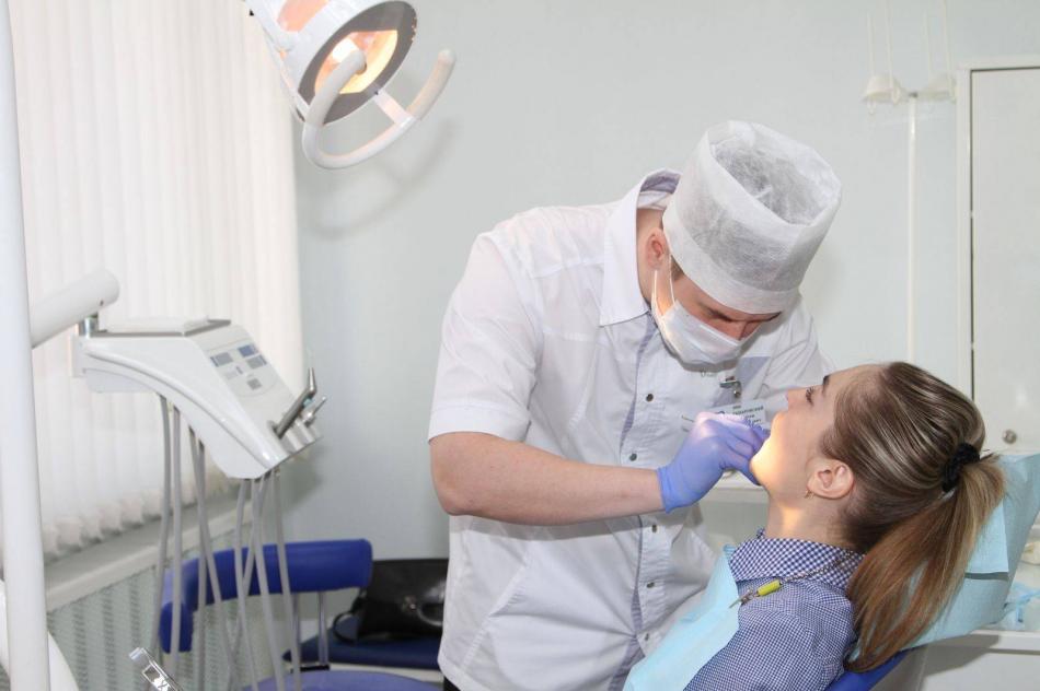 Прием врача стоматолога-ортопеда в стоматологии.