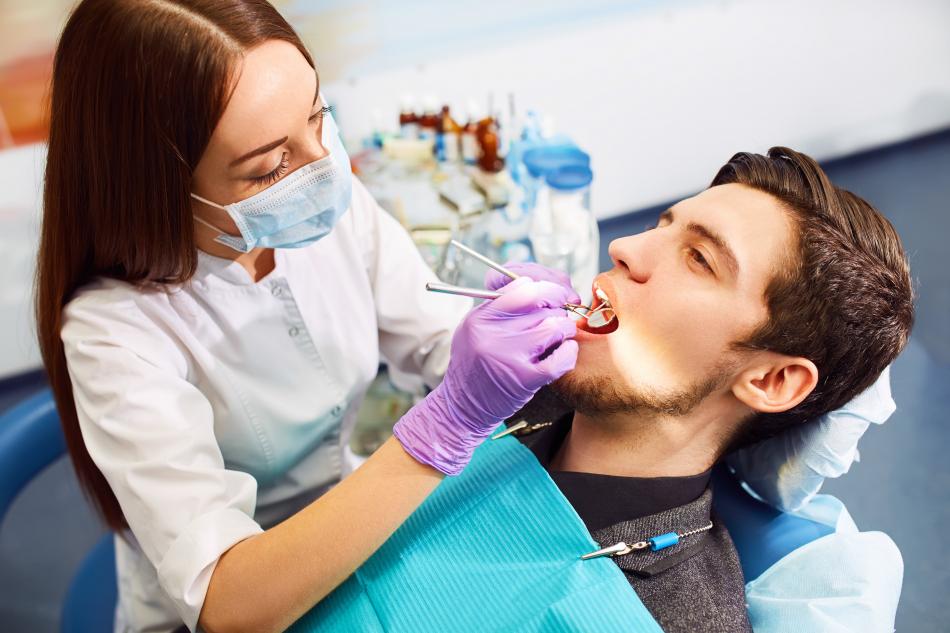Как лечит больные зубы стоматолог?