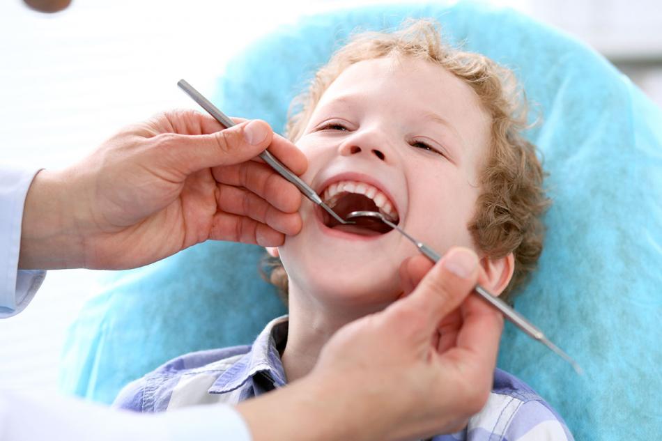 Зачем лечить молочные зубы детям?